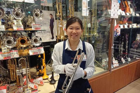 スタッフ写真 管楽器、楽譜 鈴木