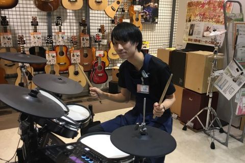 スタッフ写真 副店長・ピアノ・防音室 横内