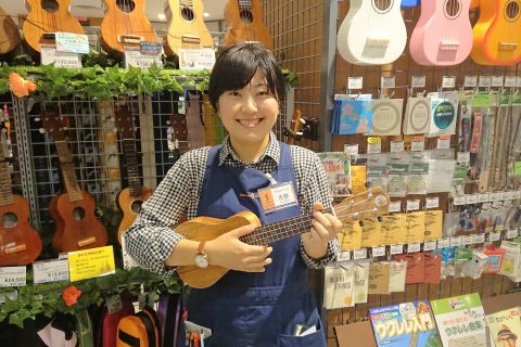スタッフ写真 ウクレレ 吉際