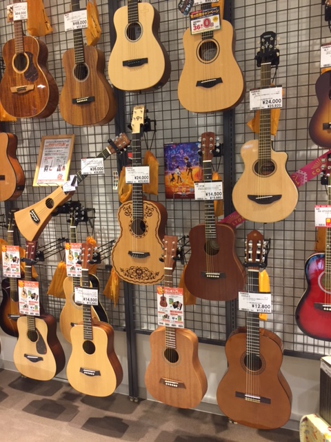 *キミも今日からギタリスト！お子様の体にぴったりなギターを多数展示中です！ 市川コルトンプラザ店ではお子様にも楽器を楽しんでいただけるよう、様々な種類の楽器をご用意しております。今回はその中でもお子様に大人気なギターを紹介したいと思います。アコースティックギター、エレキギターともに通常サイズより小さ […]