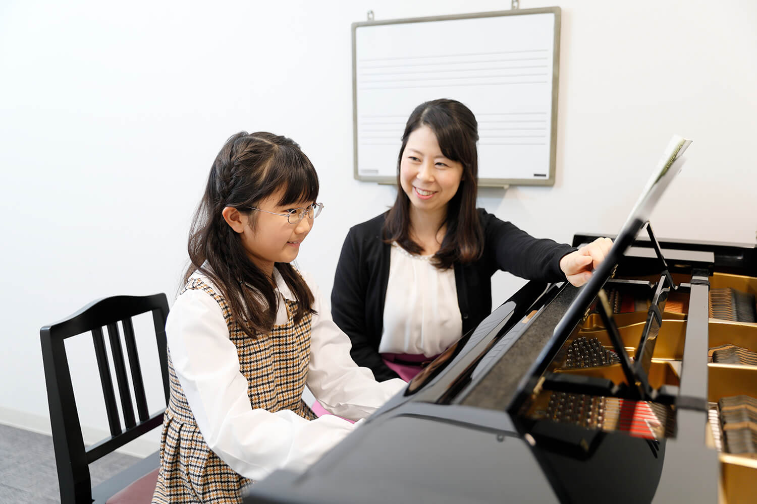 お子様の教室探し　お手伝い致します！ コルトンプラザ店では、お子様向けの音楽教室を開講しております。ピアノを始め、キッズギター、キッズドラムなど様々なコースがございます。「どんなコースがあるの？」「レッスンを実際に始めてから必要なものは？」など、疑問点を一緒に解決しながらお子様に合った教室をご提案致 […]