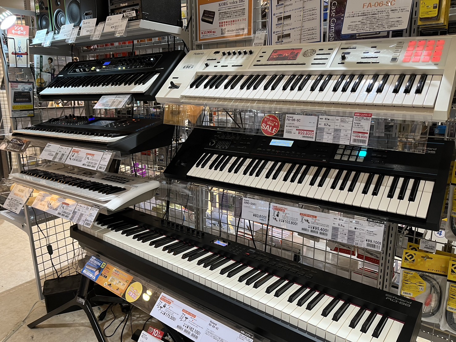 こんにちは!　市川コルトンプラザ店の佐田です。 新学期が始まり、サークルや部活でキーボードをはじめてみよう！という方も多いのではないでしょうか。 そこで今回は、キーボード経験者だけでなく、はじめてシンセサイザー・ステージピアノに触れるという方にもおすすめの機種を紹介していきます！ CONTENTS当 […]