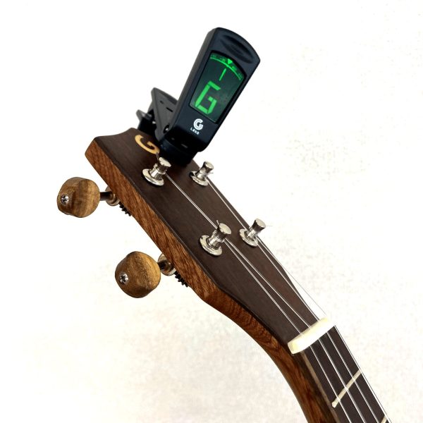 【G−Laboオリジナルデザインのチューナー「G-TUNER」】(税込￥1,280)<br />
<br />
シンプルでわかりやすい表示で、ウクレレ演奏はもちろん、ギターなど他楽器のチューニングにも利用できるクロマチックチューナーです。<br />
パッケージ側面に印刷されたQRコードから、チューニングの仕方の解説動画がご覧いただけますので、 初心者の方でも安心してお使いいただけます。