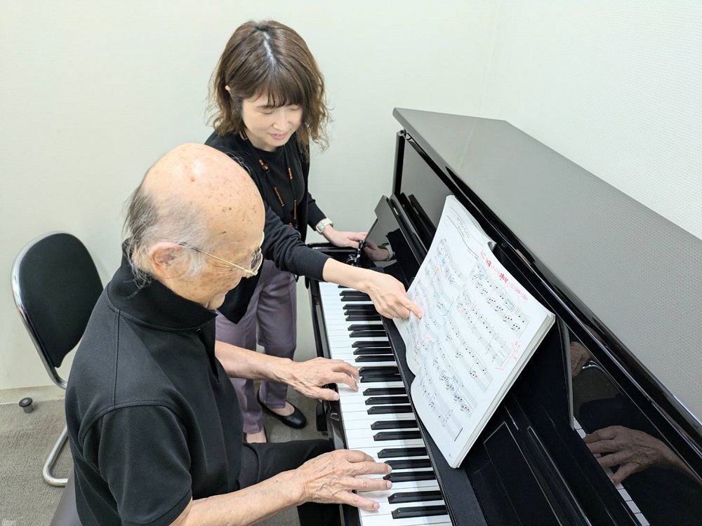 お仕事や子育てが一段落して「自分の時間を楽しみたい」「何か新しいことにチャレンジしてみたい」という方、ぜひピアノを始めてみませんか！当店ピアノサロン(大人のための予約制レッスン)は、今まで楽器に触れたことがない方でも安心してお通いいただけるレッスン内容・レッスンシステムです。60歳を過ぎてからピアノ […]