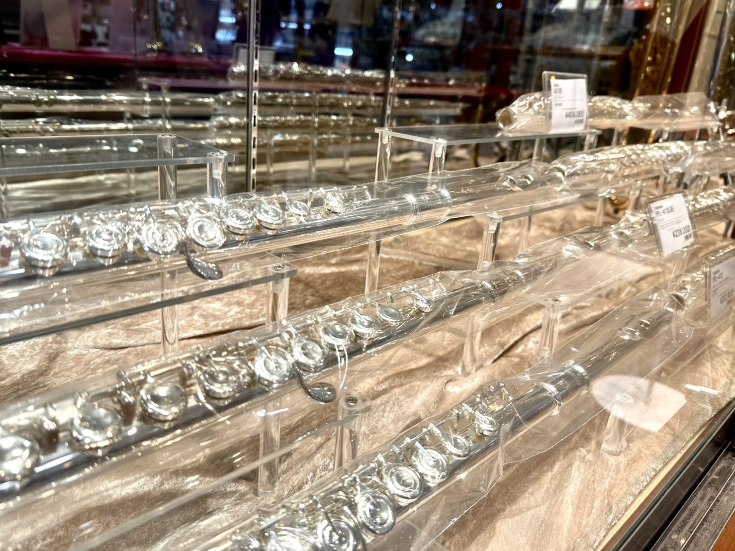 入門モデルからプロも愛用する上級クラスの楽器まで幅広く展示中！すべて試奏・比較が可能です♩ 複数本での選定や、店頭にないモデルのお取り寄せも承っております。どうぞお気軽にスタッフまでご相談ください。 楽器選びのサポートはもちろん、お手入れ方法のご案内や点検など、ご購入後のアフターサポートも万全です。 […]