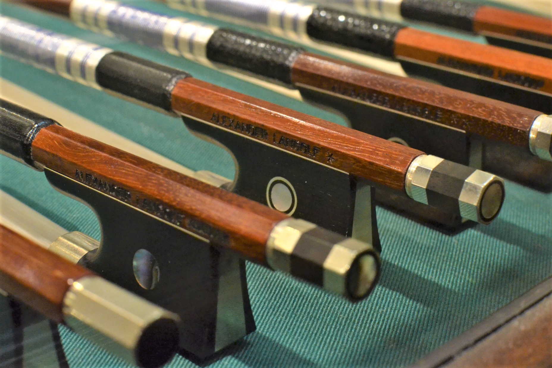 ～ あなたの楽器のポテンシャルを引き出す、運命の一本に出会う ～ 弦楽器の音色や弾き心地は、弓を変えるだけで驚くほど変化します。当店では、これから弦楽器を始める方から、ワンランク上の表現を目指す方まで、幅広いプレイヤーにおすすめの弓を一堂に集めた「弓フェア」を開催いたします！ 開催概要 展示予定ブラ [&hellip;]