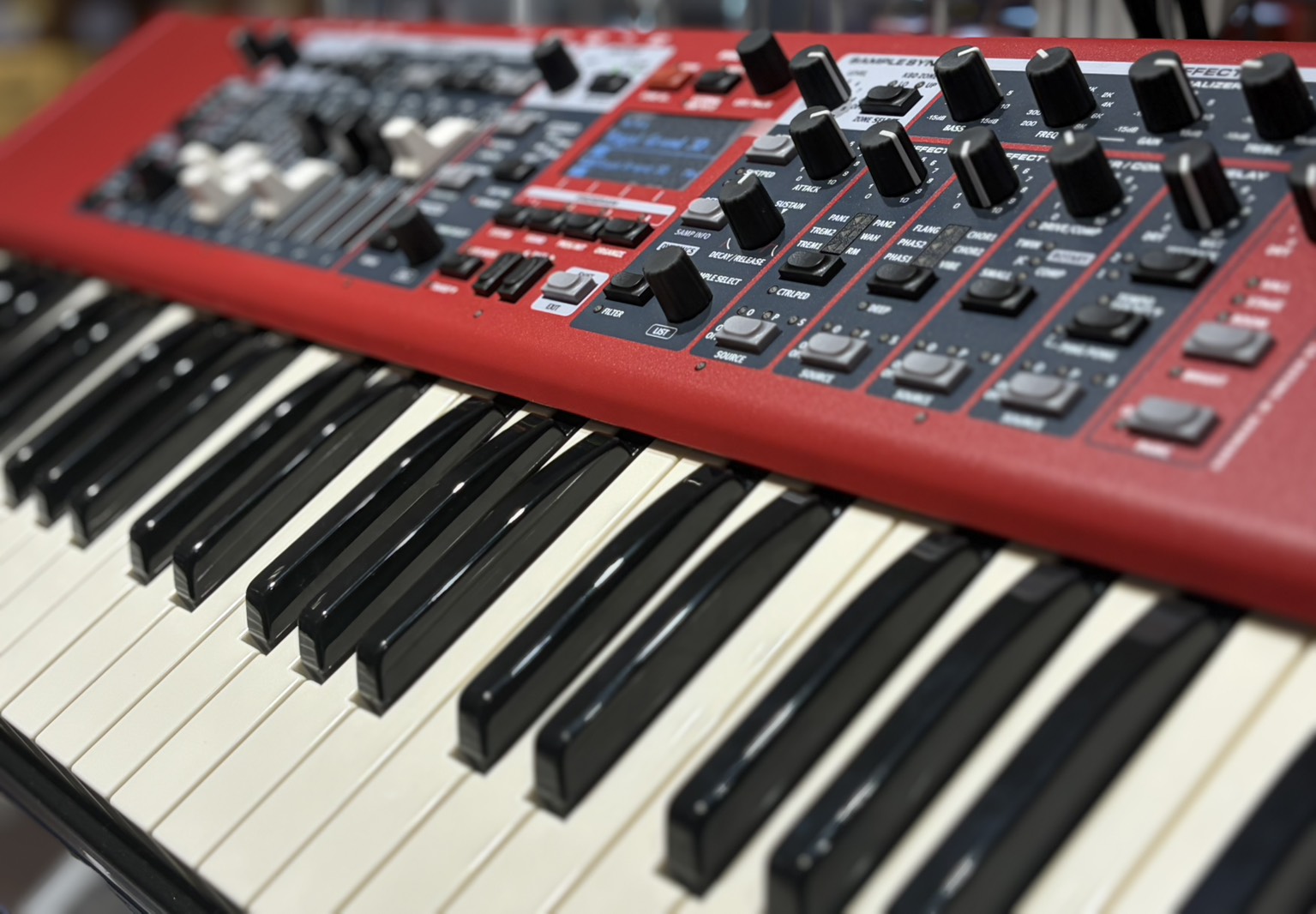 こんにちは！島村楽器市川コルトンプラザ店の佐藤です！当店の展示機種を使ってシンセサイザーの弾き比べができるイベントを企画しましたのでご紹介します！ CONTENTS「初めてのシンセサイザー体験会」とは開催日時担当者のご紹介お問い合わせ「初めてのシンセサイザー体験会」とは 「シンセサイザーとは？」「キ [&hellip;]