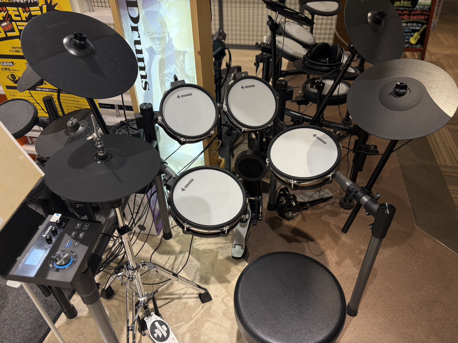 こんにちは、市川コルトンプラザ店・副店長の田中です！この度、DONNER / Groove Ultra SCを新たに店頭にて展示を開始いたしました！！ こちらはなんと、10万円でハイハットスタンド式の電子ドラムが手に入ってしまう、なんともコスパが良いモデルです♩（他メーカーだと、基本20万円～ですね [&hellip;]