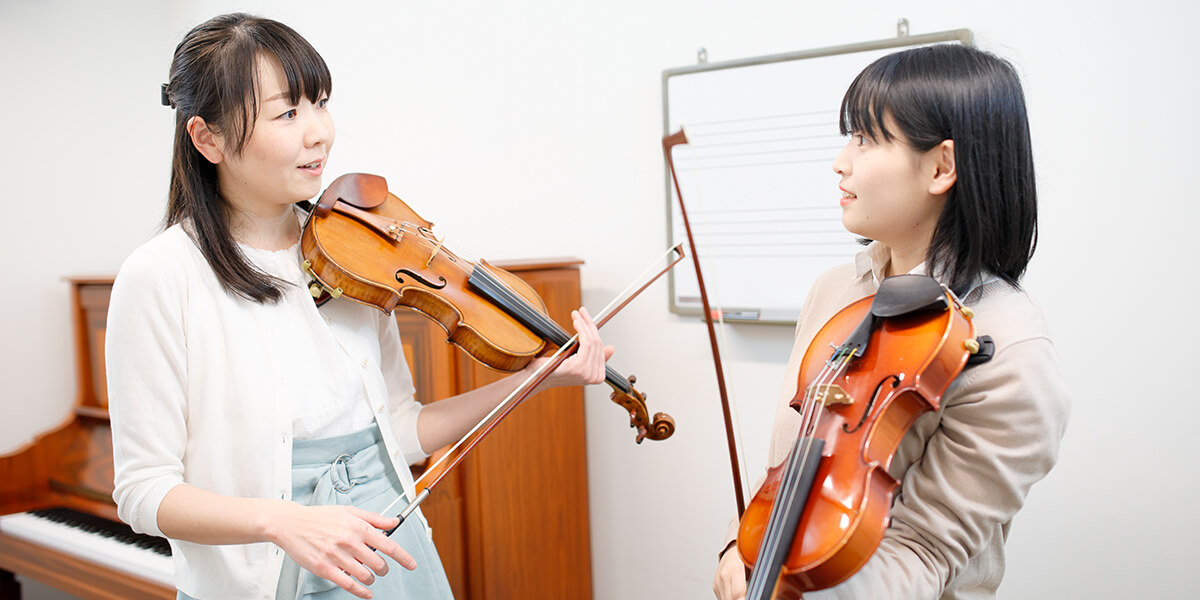弦楽器の花形・バイオリン。音域は4オクターブ以上と広く、演奏者の細やかな感情を全て音で表現することができる、情感豊かな音色が何よりも魅力です。沢山の人を惹きつける、バイオリンは大人からでも始められる楽器なんですよ！実際に楽器に触れて、バイオリンの持つ魅力をご自分で感じてみませんか？ CONTENTS [&hellip;]
