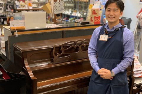 スタッフ写真 店長・弦楽器アドバイザー 原