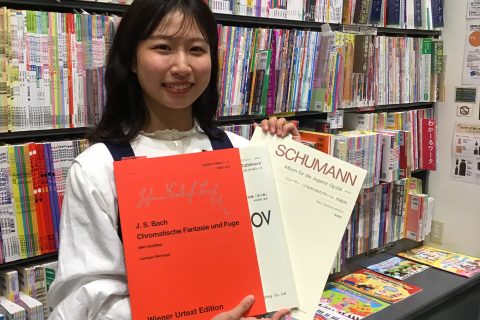 スタッフ写真 ピアノインストラクター 榎本