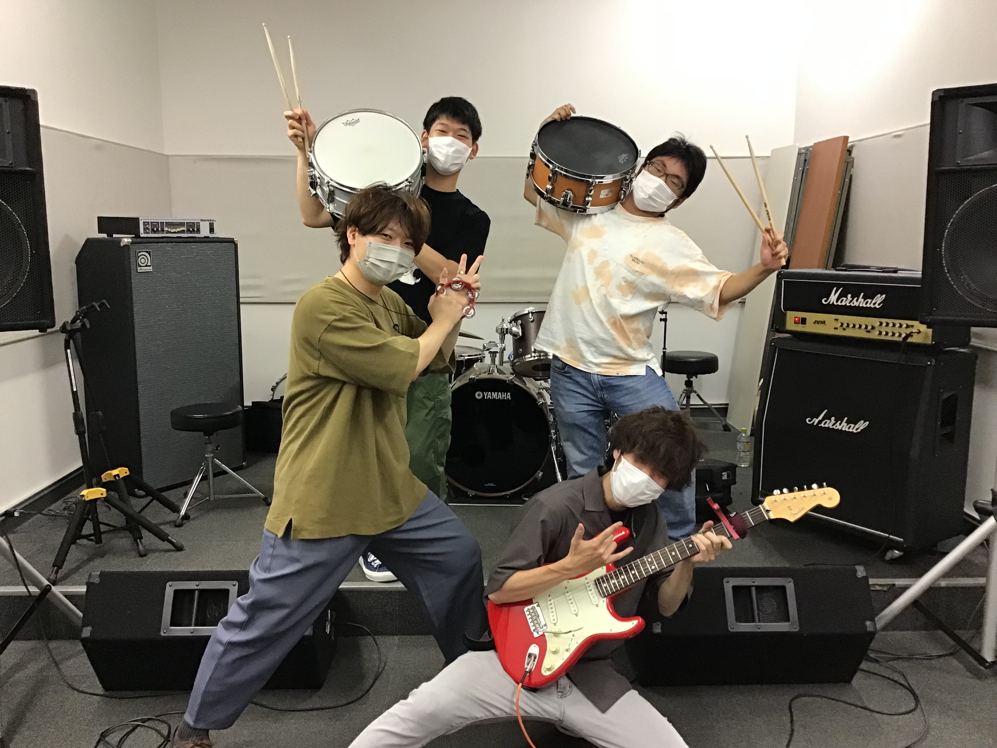 皆さんこんにちは！連日暑い日が続いていますが、今回のオープンマイククラブも そんな暑さに負けないくらいホットな回になりました！早速本編へどうぞ!!! と、その前に、本日初参加のお2人をご紹介します！↑写真右のボーカル兼タンバリンでも参戦をしてくれたのが和田さんです！！ そしてピアノを演奏してくれたの […]