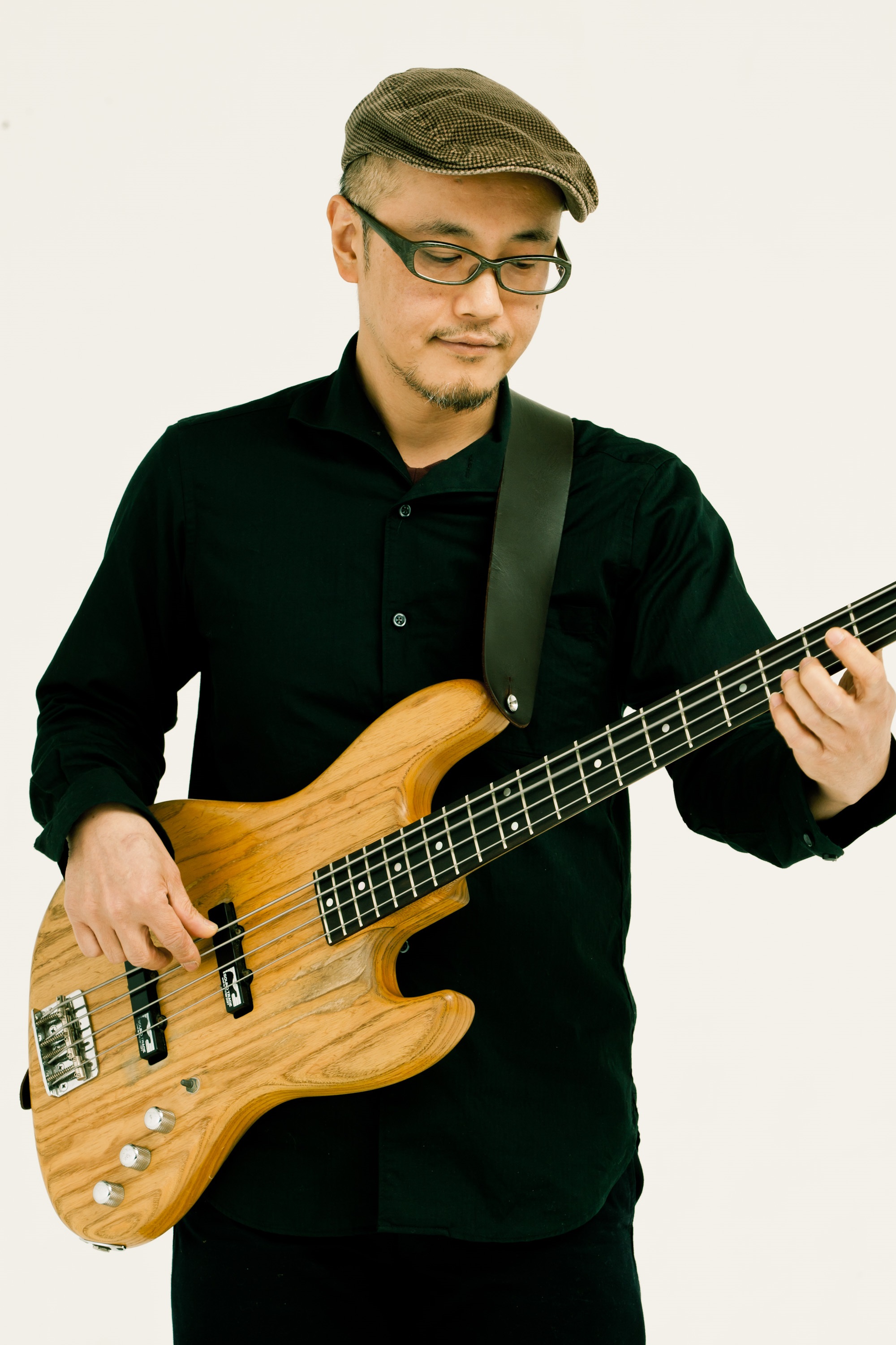 趣味・すきなもの、こと 読書 好きな・得意な演奏ジャンルはなんですか？ FUNK・SOUL系最近はラテンを勉強中 どんな方がレッスンに通われていますか？ 小学生からサラリーマンの方まで どんなレッスンを行っていますか？ 基本的な基礎からスラップ、簡単な理論やベースラインの作り方など。もちろん、お好き […]