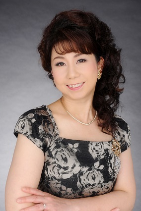 CONTENTS講師プロフィール講師インタビュー体験レッスンのお申し込み・お問い合わせ講師プロフィール 大阪市生まれ。3歳よりピアノを始める。大阪芸術大学演奏学科声楽専攻卒業。在学中より市民オーケストラとの共演や学内オペラに出演するなど、各種演奏会で活躍。 1997年　音楽の友ホール新大阪（現在のム […]