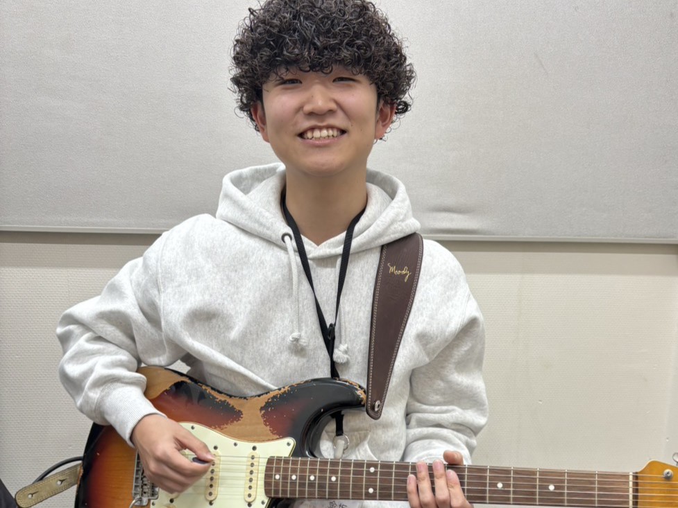 CONTENTS講師プロフィールコース概要講師インタビュー体験レッスンのお申し込み・お問い合わせ講師プロフィール 15歳からギターを始め、大阪芸術大学ポピュラー音楽コースへ進学。 在学中にポップスをはじめ様々なジャンルについて学び、現在も自身の音楽の知識を広げるため、日々研鑽を重ねている。 コース概 […]