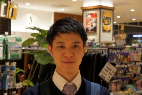 スタッフ写真 担当: アコースティックギター、エレキギター、エレキベース 飯塚