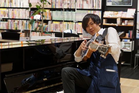 スタッフ写真 担当: コンパクトエフェクター、シンセサイザー、DTM、PA 村田