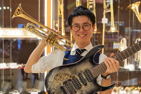 スタッフ写真 担当: 管楽器、弦楽器、管楽器アクセサリー、弦楽器アクセサリー 中川