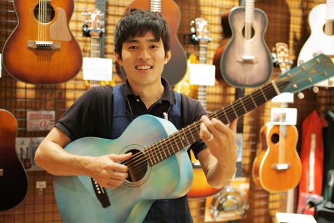 スタッフ写真 副店長 アコースティックギター ドラム 成澤