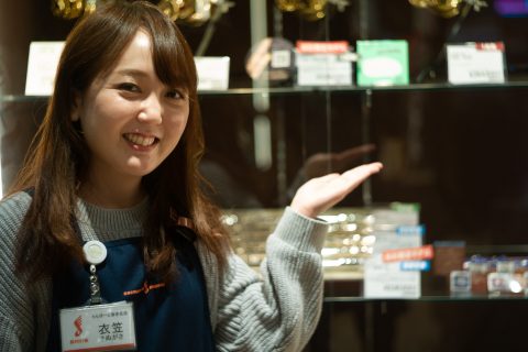 スタッフ写真 担当:管楽器、管楽器アクセサリー、教育楽器、楽譜 衣笠
