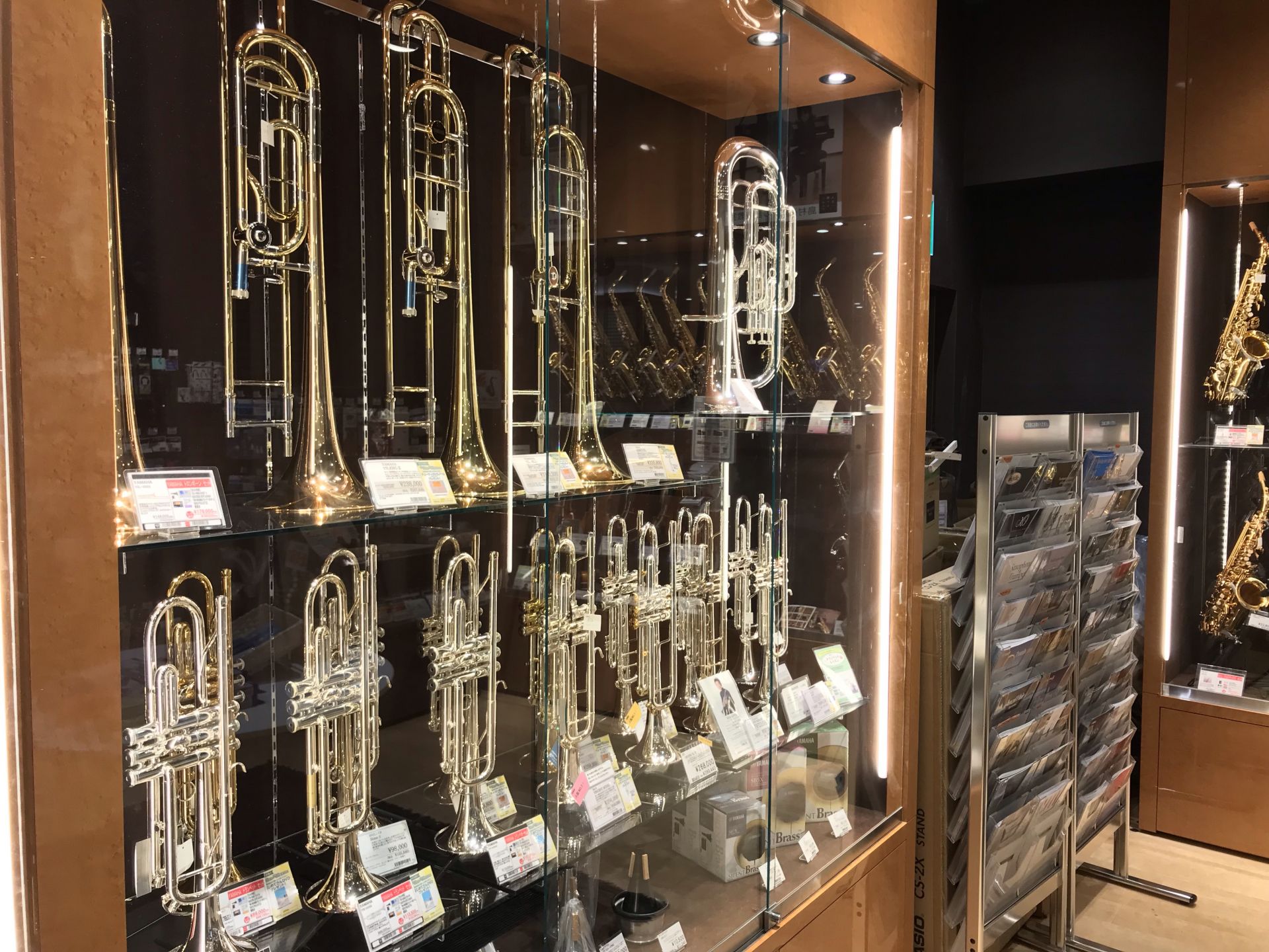 *金管楽器入荷情報 こんにちは！管楽器担当の中川です。海老名店ホームページをご覧いただきありがとうございます。 今回は最近大注目されているユーフォニアムが入荷しました！！ 以下特徴、スペックをご紹介します。 *YAMAHA　YEP-621S YEP-621Sはヤマハのスチューデントモデルであり、輪郭 […]