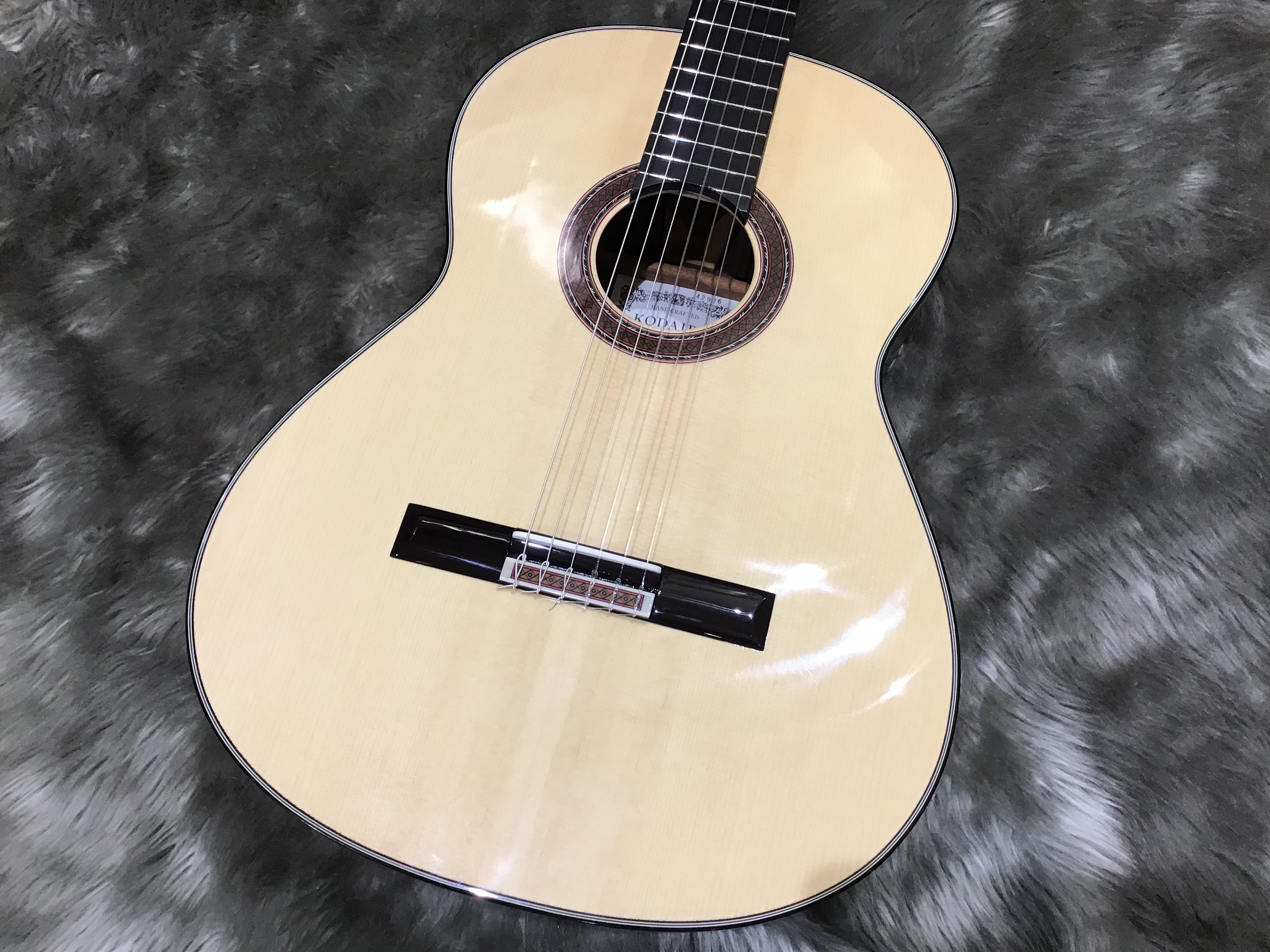 *国産クラシックギター入門機の定番「KODAIRA AST-100/S」のご紹介 [https://guitarsele.com/ec/pro/disp/3/28123::title=] ギター担当の成澤です。]]トップに松、サイド、バックにはローズウッドを使用した国内生産の本格モデルです。安定した […]