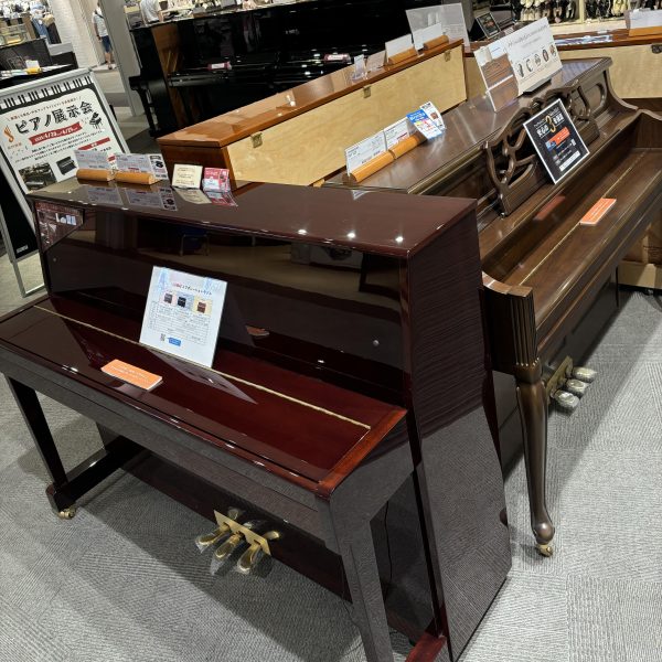木目調や白鏡面のインテリアピアノもございます♪