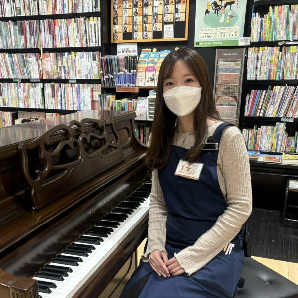 井上（いのうえ）<br />
<br />
これからピアノを始めるお子様や大人の方、既に長くご経験のある方まで、お客様お一人お一人のお話しを伺い、それぞれの楽しみ方に合わせてぴったりのピアノをご案内させていただきます。<br />
自身も子どもの頃から長くピアノの経験があり、お客様に寄り添ったご提案を心がけておりますので、気になることがございましたらどんなことでもご相談ください♪<br />
