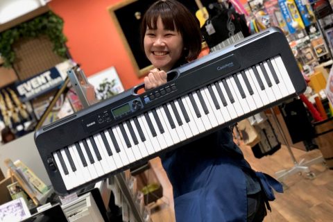 スタッフ写真 ピアノ、キーボード、弦楽器、スコア 玉津
