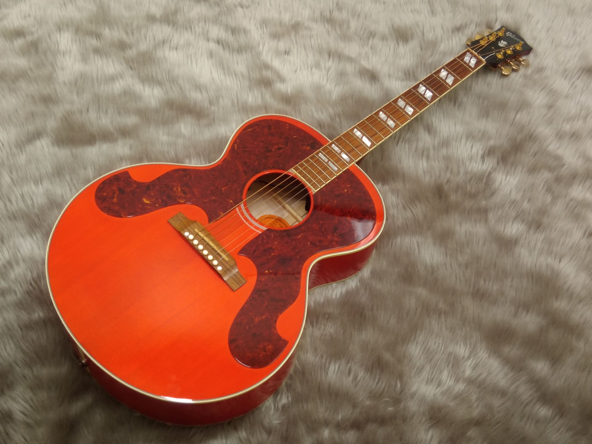 【売約済みGibson】ダブルピックガードと真っ赤な見た目が特長のJ-180が特別価格で入荷！