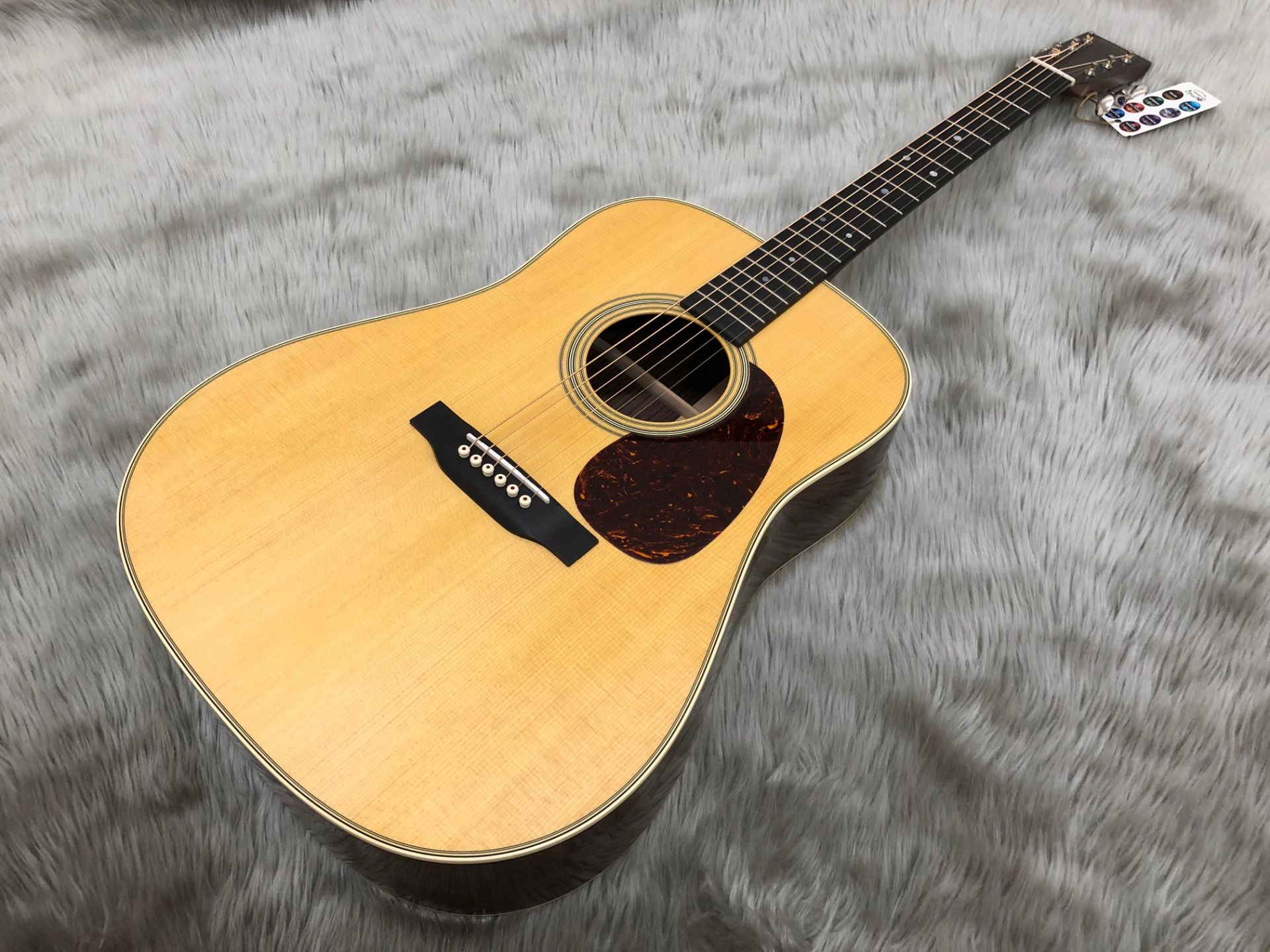 ギターの王道といえばMartin。その中でも定番なのがD-28 Standardです。『ド定番』としても有名ですので、憧れている方も少なくないと多いギターです。 そのMartin D-28 Standardがかなりお求めやすい価格にて再入荷しましたので、早速ご紹介いたします。 ===z=== *D- […]