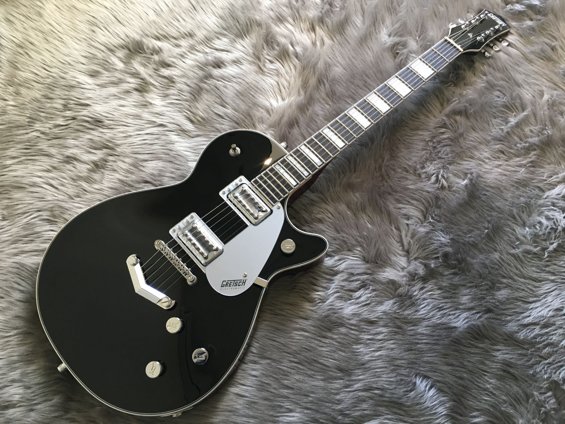 老舗ブランド『GRETSCH』の定番モデル『G5220(JET)』が新入荷致しました！【エレキギター】