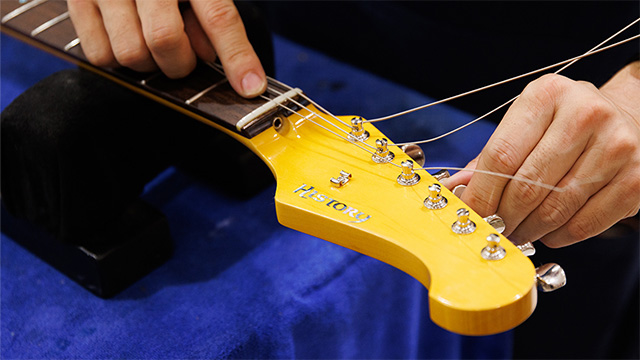 突然ですが、みなさん、弦交換ってどのくらいの頻度でされてますか？弦交換はギター、ベースプレイヤーとして欠かせない基本のメンテナンスです。 弦交換をちゃんとしているか否かで演奏や弾きやすさなどに影響がでてしまいます。ぜひお気軽に店頭までお持ち込みください。 CONTENTS弦にまつわる～あるある！島村 [&hellip;]