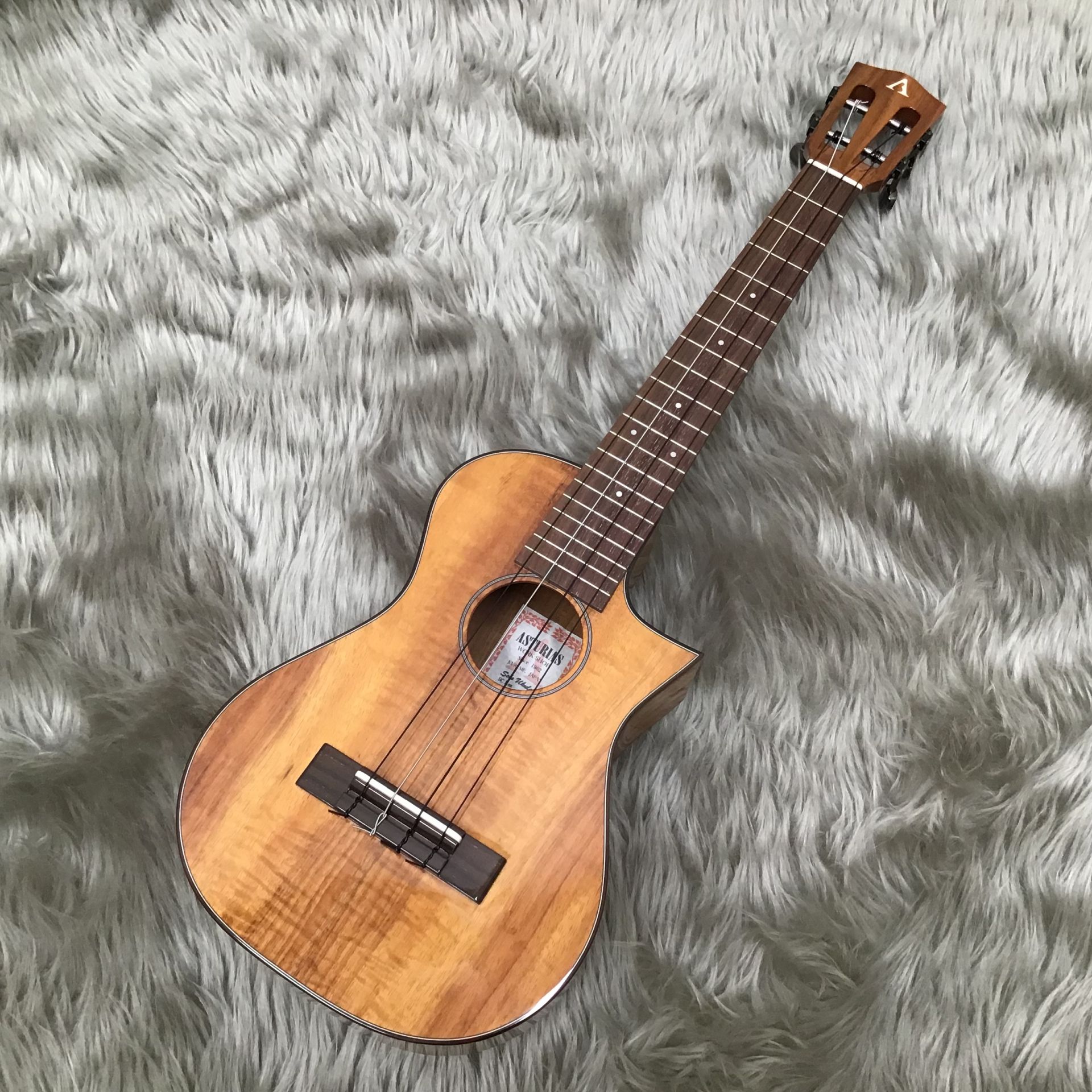 【売約済み】ASTURIAS（アストリアス）よりちょこっと大きめなウクレレを初入荷！