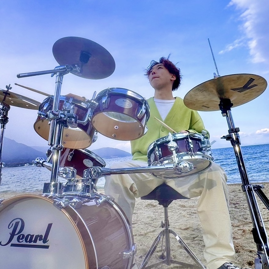 *衣笠 義也（きぬがさ よしや）　担当曜日:月・水曜日 ***講師プロフィール 中学、高校と吹奏楽部で打楽器の基礎を学ぶ。 その後、甲陽音楽学院で本格的にドラムのテクニックや音楽の理論などを学ぶ。 音楽教室の定期演奏会や様々なバンドのサポート、関西最大級のテーマパークでパレードに出演するなど幅広く活 […]