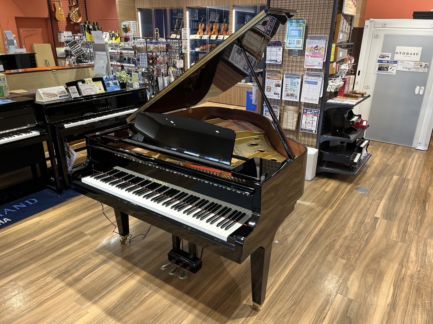 皆さまこんにちは。ピアノ担当の竹安です。当店では、新品・中古を問わず、様々なピアノをご用意しております。 そして本日から、消音機付きの中古のグランドピアノを店頭に展示致しましたのでご紹介致します。 ・エキスポシティ店ピアノ総合ページはコチラ CONTENTS価格・サイズ・製造年ここがポイント！ご来店 […]