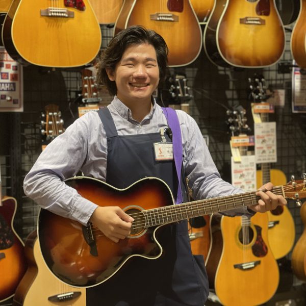 青井<br />
弦選びからお手伝いします。