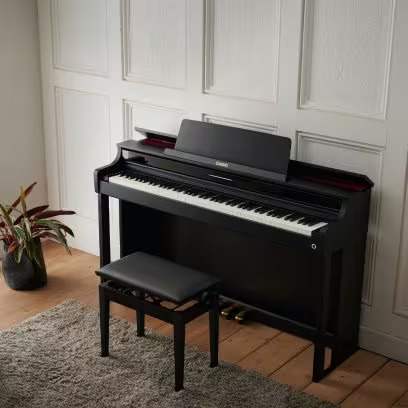 AP-550　￥198,000(税込)<br />
<br />
由緒あるグランドピアノ特有の高度で繊細な演奏表現にも応える高い楽器性能と、時代に合わせて演奏の楽しみ方を広げ、ピアノの新たな可能性をもたらす先進性が融合。<br />
今までにない演奏体験を通してピアノの、そして音楽の魅力を再発見できます。<br />
AP-550は由緒あるグランドピアノの表現力や演奏技術を楽しみながら身につけられえるモデルです。