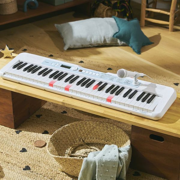 LK-335　￥25,300(税込)<br />
【 2024年8月29日発売予定！ 】<br />
<br />
光る鍵盤で楽譜が読めなくても演奏を楽しむことができる61鍵キーボード。<br />
指一本で誰でも演奏できる「らくらくモード」、<br />
自分のペースで上達できる「ステップアップレッスン」、<br />
付属しているマイクでエコーをかけたり、キーを変更したりできる「カラオケ機能」など…<br />
はじめての鍵盤をお探しの方にも嬉しい機能が盛り沢山。