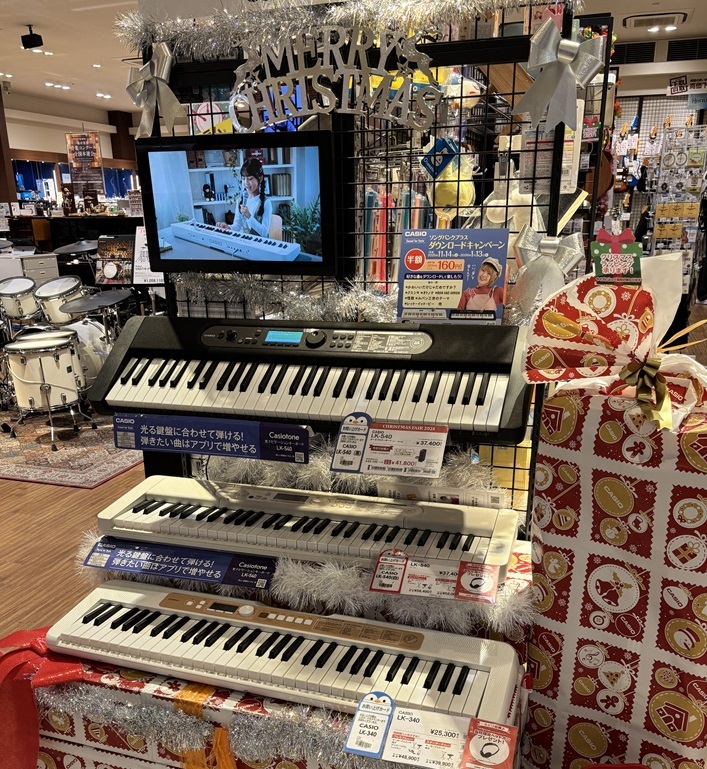 クリスマスプレゼントにポータブルキーボードはいかがでしょうか？ これからピアノを始めるお子様や、お歌の好きな小さなお子様、趣味で音楽を始めたい大人の方にもオススメです！ 今ならクリスマス限定デザインのラッピングも承ります✨ CONTENTS【オススメ！】光ナビゲーションキーボード　CASIO LK- [&hellip;]