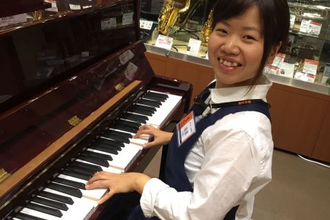 スタッフ写真 キーボード、楽譜 田原