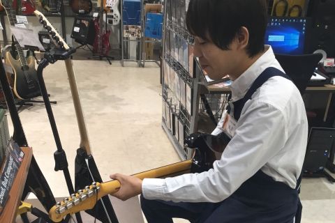スタッフ写真 ギターアクセサリー 佐藤