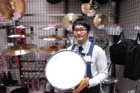 スタッフ写真 エレキギター、エレキベースベース、エフェクター、ドラム 河野