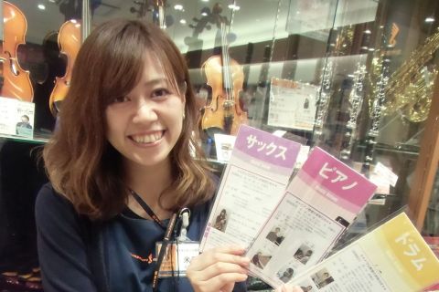 スタッフ写真 音楽教室、バイオリン、楽譜 米原