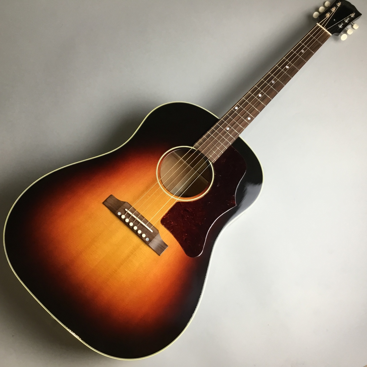 *ネックも握りやすいラウンドシェイプで、弾き込むほどに箱なりが増します！ [info::tel2] 【Gibson】の新製品【1950s J-45 TRIBURST/RS455TN17】が当店にも入荷しました！ 店頭では実際にお試しいただけます。 ぜひお気軽にご来店ください！ |*ブランド|*型名| […]