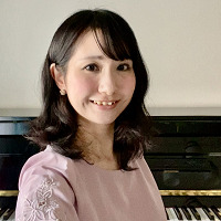 講師名：飯塚　麻衣子(いいづか まいこ)<br />
担当曜日：土曜日