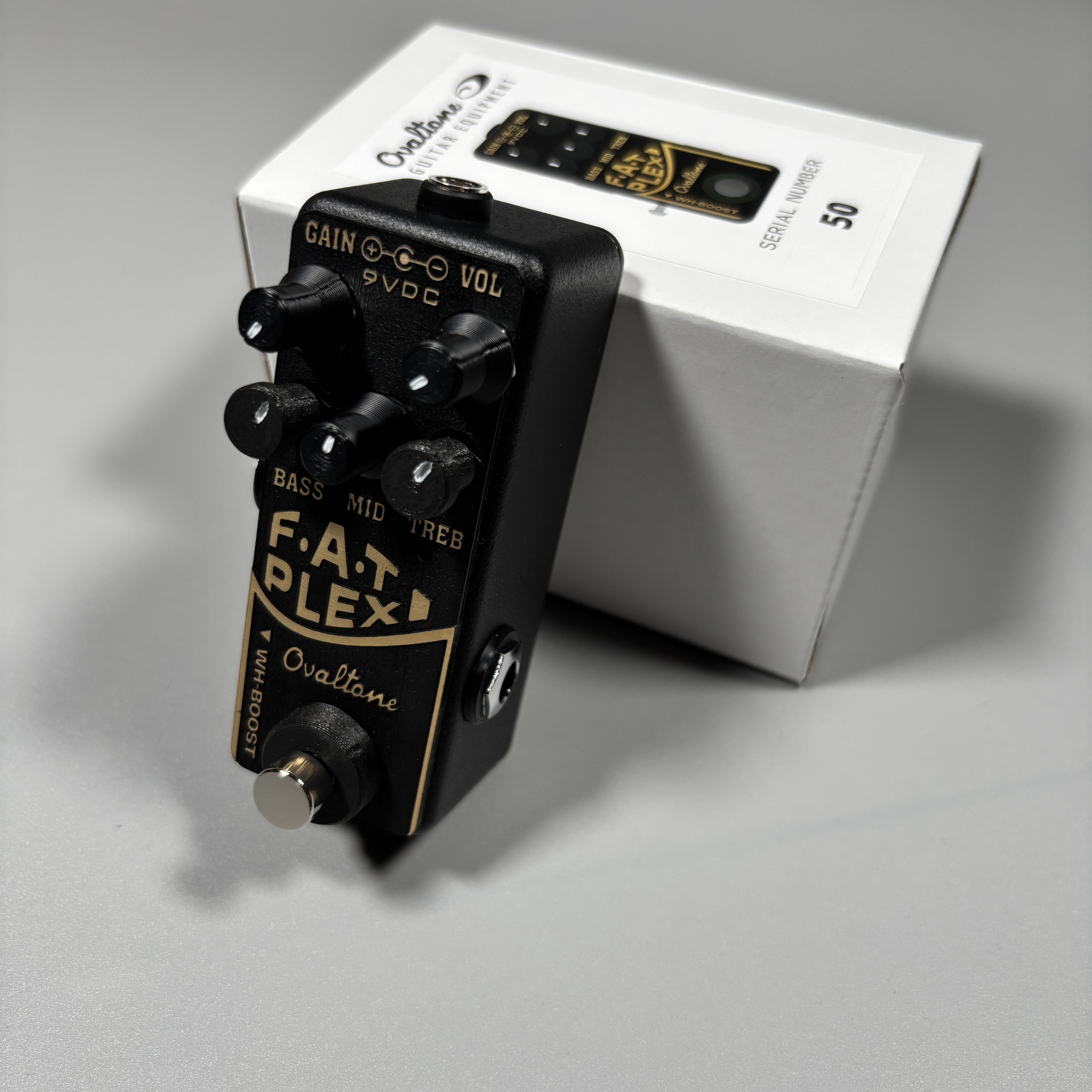 神奈川を拠点とするハンドメイド・エフェクターブランド「Ovaltone」からミニペダルサイズのオーバードライブエフェクターが発売となりました！ 小さな筐体にVol,GAIN，3EQの5ノブに加え、低域が削れミドルピークのブーストがかかる「WH-BOOSTスイッチ」が搭載 サウンドは人気の高い1960 […]