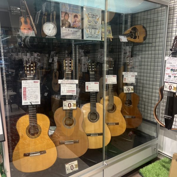 中古品買取品も販売しており、海外製作家のギターなども展示しております。