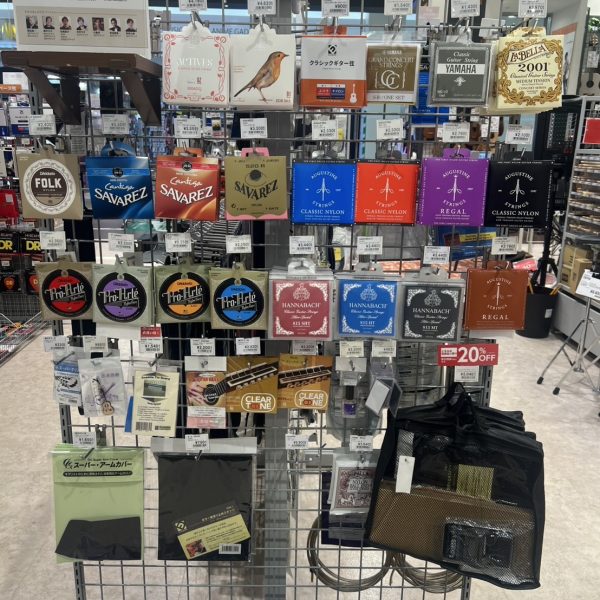 クラシックギターの演奏を楽しんでいただく為に弦やアクセサリーなども充実しております。店頭に在庫のない商品はお取り寄せしてご準備も出来ますのでお気軽にお問合せ下さい。