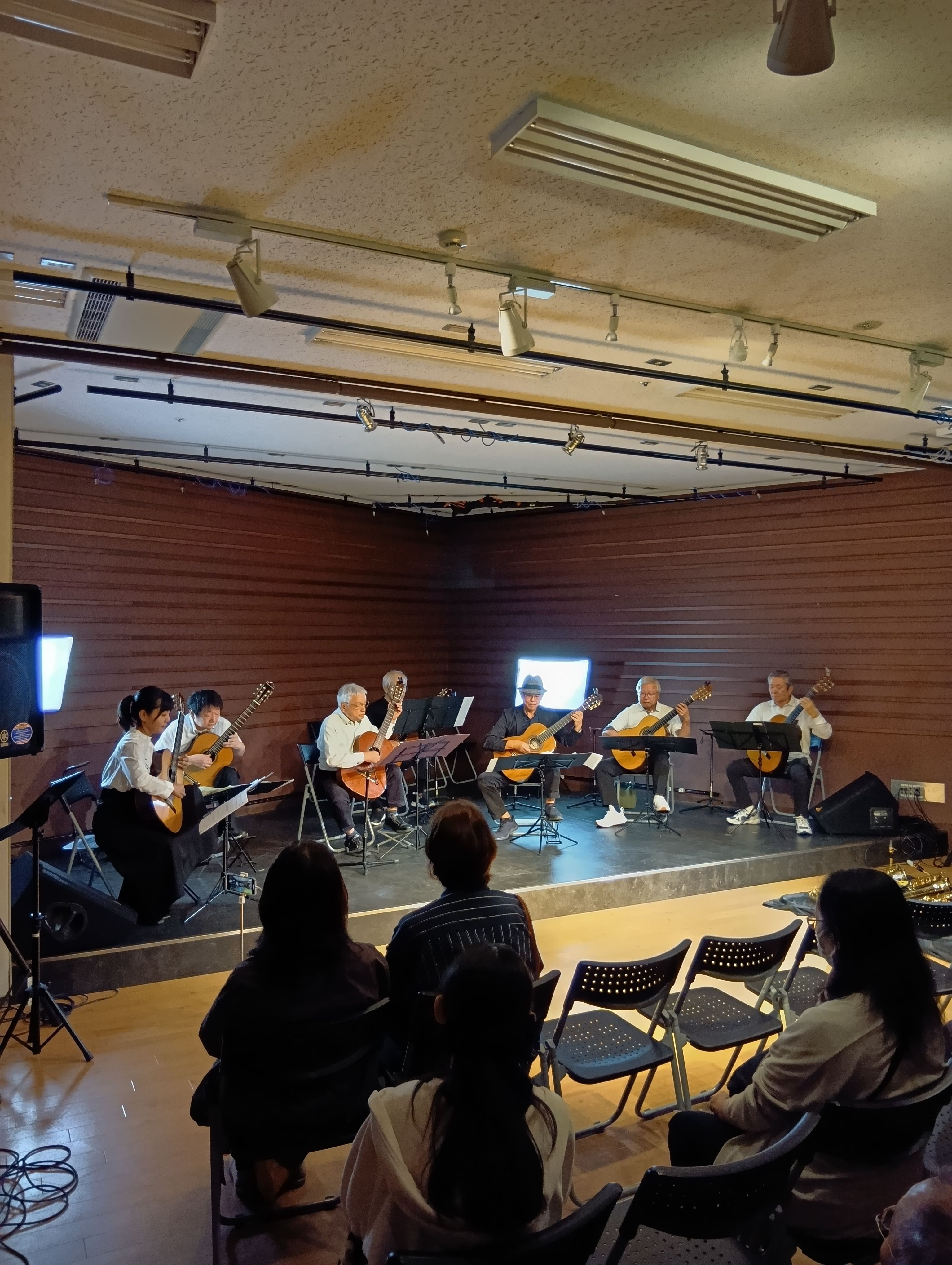 CONTENTSクラシックギターアンサンブル倶楽部とは？講師紹介2025年10月26日実施　活動内容次回開催日程当店のクラシックギターについてクラシックギターアンサンブル倶楽部とは？ 「みんなでクラシックギターを弾く」というコンセプトの俱楽部活動です。 みんなで楽しくクラシックギターを楽しむことを目 […]